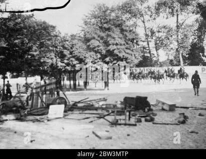 Brester Randalierer reißen Pflastersteine als Missetatos gegen Polizei und Truppen auf. Rioster in Brest Schifffahrtsstreik durch die Französisch Goverment ' s econmy Kürzungen verursacht . Foto zeigt Französisch berittene Truppen Verfolgung Randalierer nach der Erfassung ihrer Barrikaden (im Vordergrund) in der Avenue Clemences, Brest. August 1935 Stockfoto