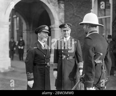 Evans der zerbrochenes Hieh Flagge als Kommandant in Chatham. Vizeadmiral Sir Edward R C B Evans, K C B, DSC, Evans der brach ", histe seine Flagge bei Chatham als Kommandant in Chief. In Folge Admiral Sir Hugh J Tweedie. "Evans of the Broke" , der 54 ist, ist der am meisten dekorierte Offizier in der Marine. Foto zeigt, Vice Admiral Sir Edward Evans im Gespräch mit einem Marine-Band-Meister in Chatham. Admiral Sir Hugh Tweedie, der pensionierte Kommandant, ist in der Mitte. Dezember 1935 Stockfoto