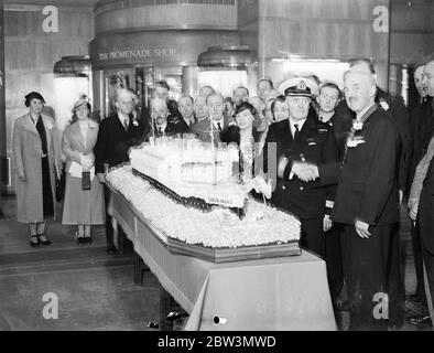 ' RMS Queen Mary ' s ' Commander erhält Blumenmodell der Liner vor der Segelfahrt. Kapitän Sir Edgar Britten, Kommandant der RMS Queen Mary ' erhielt ein Blumenmodell des riesigen Liners vor der Fahrt von Southampton auf der Jungfernfahrt. Foto zeigt, das Blumenmodell vorgestellt o Sir Edgar Britten. 27 Mai 1936 Stockfoto