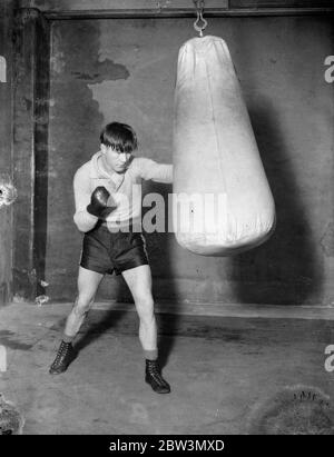 Daly setzt Punsch hinein. Training für das Spiel mit Humsby . George Daly, der Blackfrisrs Leichtgewicht ist Training an der Ring Turnhalle Blackfriars, für seine zehn Runden Spiel mit Gustave Humery, der Französisch Tiger und Eroberer von Kid Berg. Daly, Gewinner der Control Board ' s Reihe von Leichtgewichtseliminatoren, aber ausgeschlossen ausgeschlossen, weil seine Revolte gegen Geldbeutel Bedingungen, hofft, zu beweisen, dass er der rechtmäßige Anwärter für Berg ' s British Championship. Foto zeigt, George Daly einen Beutel beim Training an der Ring Turnhalle zu boxen. 10. Januar 1936 Stockfoto