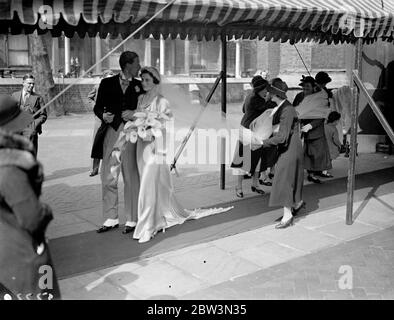 Braut bei der Londoner Hochzeit ist Nachkomme von Sir Francis Drake. Miss Jenny Roadew Drake, Tochter von Major und Frau J Hughes Drake und ein Nachkomme des elisabethanischen Seemanns, Sir Francis Drake, war mit Herrn Christopher Collins in St. Paul ' s Knightsbridge verheiratet. Drake Doublet und Schlauch wurden in den Anzug kopiert, der von der einzigen Seite Stamford Drake, Bruder der Braut getragen wurde. Foto zeigt, die Braut und Bräutigam. Mai 1936 Stockfoto