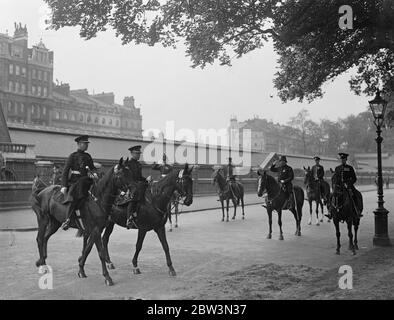 König inspiziert die Kaisergarde im Hyde Park König Edward führte als Oberst - in - Chief eine Inspektion der Kaisergarde im Hyde Park durch. Der König wurde von Lord Forester, Leutnant - Oberst des Regiments begleitet. Foto zeigt: Der König Ankunft auf dem Paradeplatz mit Leutnant - Oberst Lord Forester. 15 Mai 1936 Stockfoto