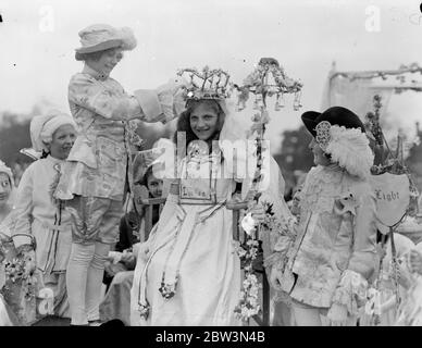 Mai Königin von London gekrönt in Hayes. Miss Olive Bone von Clapham gekrönt wurde in Hayes, Kent, als Mai Königin von London. Die Krönung wurde von Pauline Gillham, der Königin von Merrie England im letzten Jahr durchgeführt. Foto zeigt, wie Olive Bone von Pauline Gillham zur Königin von London gekrönt wird. Mai 1936 Stockfoto