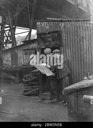 Ein Inselhotel an der Themse. Humor an der Waterloo Bridge . Mr F Emerson (Zentrum) außerhalb des Inselhotels. 28. November 1935 Stockfoto