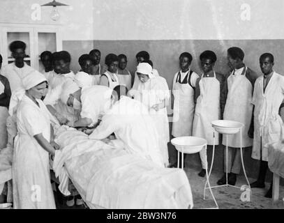 Notoperation der Bombenangriffe in Harar Rotes Kreuz , Krankenhaus . Diese Bilder , von einem Mitarbeiter Fotograf gemacht und eilte nach London per Flugzeug , zeigen eine wichtige , aber wenig bekannten Teil des Krieges in Abessinien , das Rote Kreuz Dienste , vor allem von freiwilligen Arbeitern gegründet und unter enormen Schwierigkeiten weiter . Diese Bilder wurden im Krankenhaus des Roten Kreuzes in Harar gemacht, der Hauptstadt des Südens, wo Abessinier Soldaten, die in den heftigen Kämpfen an der Südfront verletzt wurden, von Ärzten der schwedischen Mission besucht werden. Foto zeigt , eine Notoperation an einer Abessinien Stockfoto