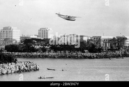 China Clipper, kommt bei Manilla nach dem ersten trans-pazifischen Luftpost-Flug. Mit Schlachtschiffen der amerikanischen Asiatischen Flotte im Gala-Traum für den Anlass, glitt das riesige US-Wasserflugzeug "China Clipper" nach dem ersten trans-pazifischen Luftpost-Flug auf das Wasser im Manilla Harbour. Die Reise von San Fancisco Bay, Kalifornien, auf die Philippinen, dauerte eine Woche. Foto zeigt, die "China Clipper" Abstieg auf das Wasser bei der Ankunft in Manilla. Das Ufer kann mit Menschen, die sie begrüßen verpackt gesehen werden. Im Hintergrund, von links nach rechts, befindet sich die Universität Apar Stockfoto