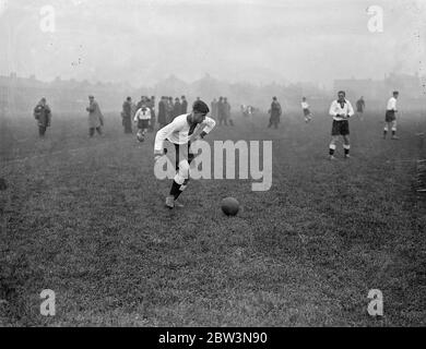 Deutsche Fußballer lockern sich bei Tottenham auf. Die Polizei bewachte die Tore des White Hart Lane Ground, als die deutsche Fußballmannschaft, die dort England treffen morgen (Mittwoch) stellte sich heraus, dosome loosenining Übungen auf dem Trainingsplatz zu tun. Foto zeigt, Ernst Lehner von (Augsburg) der deutschen Außenrechten praktiziert in Tottenham. Dezember 1935 Stockfoto