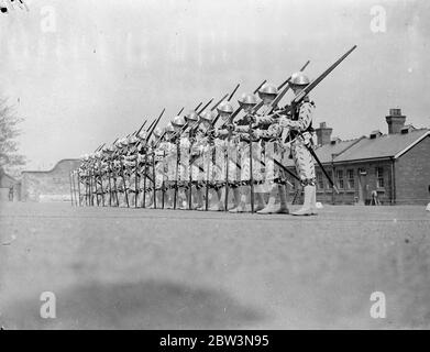 Norfolk Regiment "Musketiere" Proben für Royal Tournament. Das 2. Bataillon, das Royal Norfolk Regiment, hielt eine vollständige Probe in Aldershot für den Festzug, der ein Merkmal des Royal Tournament in Olympia sein wird. Foto zeigt, "Musketiere" der elisabethanischen Periode Bohren. 30 April 1936 . Stockfoto