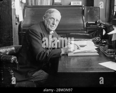 Der nächste Oberbürgermeister von London . Sir Percy Vincent an seinem Schreibtisch. 27. September 1935 Stockfoto