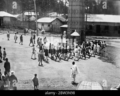 Ausländische Rekruten gießen in Abessinien. Farbige Rekruten der Abessinier Armee aus der ganzen Welt kommen in Addis Abeba an, um dem letzten schwarzen Reich zu helfen, Italien zu widerstehen. Bis 10. August 1935 Stockfoto