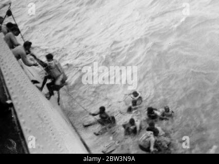 Grafische Bilder der Rettung des britischen Schiffswracks, 43 von amerikanischen Kriegsschiff in den Philippinen abgeholt. Die meisten grafischen Bilder jemals von Rettung auf See gemacht. Sie wurden aufgenommen, als 43 Überlebende des Londoner Dampfer Silverhazel vom amerikanischen Zerstörer USS Peary abgeholt wurden, nachdem das Schiff in zwei auf San Bernardino Island auf den Philippinen in einem Sturm gebrochen war. Die Überlebenden verbrachten zwei Tage und Nächte auf einem wellengefegten Felsen, bevor sie auf improvisierten Flößen entkamen. Frau Neil Williams, eine amerikanische Passagierin, wurde verrückt und wurde vom Felsen gefegt und ertrunken. Die Körper der Kappe Stockfoto