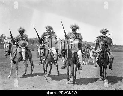 Die Verteidigung des Ogadener Massivs - Exklusiv Bilder von Relay of Planes of Warfare im Ogaden. Wüste Chiftains Join Ras Nassibu ' s Armee . Bilder aufgenommen von Mitarbeiter-Korrespondent in den Ogaden 30 Meilen südlich von Harar unter tatsächlichen Kriegsbedingungen . Foto zeigt : vier Wüste chiftains Reiten in Ras Nassibu ' s Lager, um seine Kräfte zu vereinen. [ Okt ? ] 1935 Stockfoto