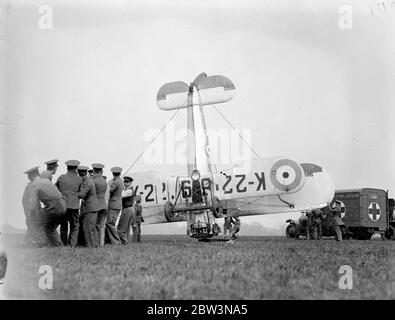 Ein Bristol Bulldog Mk II A von No. 17 Squadron Royal Air Force an der Royal Air Force Station Kenley, Surrey, Registrierung K2216 nach seinem Unfall (links), in dem bei der Landung beim Bremsen das Flugzeug umgedreht. Der Pilot wurde den Absturz lebendig gelassen, aber der Flugzeugschaden war nicht repariert. Der Absturz ereignete sich während der Proben für Empire Air Day, der in diesem Monat stattfinden soll. An diesem Tag werden die RAF-Flugplätze für die öffentliche Inspektion geöffnet. Foto zeigt s die Bristol Bulldog wird durch Boden persönlichen nach Unfall geradelt . Mai 1936 Stockfoto