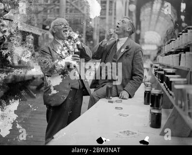 Honey Judging auf der Crystal Palace Show. Dr. John Anderson (mit Brille) und Herr G W Ellis beurteilen Honig. Oktober 1935 Stockfoto