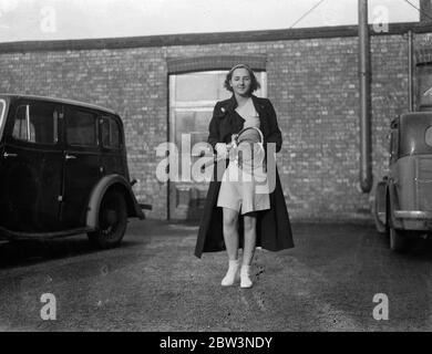 Russische Prinzessin, Enkelin von Gordon Selfridge, spielt in London Junior Tennis Championships. Prinzessin Tatiana Wiasemsky von Russland , eine Enkelin von Herrn Gordon Selfridge , spielt in der Junior-Tennis-Meisterschaften, die im Covered Courts Club , Dulwich eröffnet haben . Foto zeigt, Prinzessin Tatiana Wiasemaky Ankunft aus dem Turnier. 30 Dezember 1935 Stockfoto