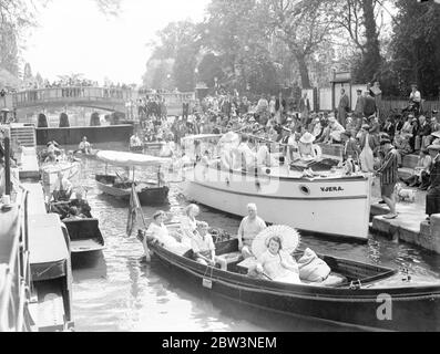 Ascot Sonntag bei Boulter ' s Schloss . Die unerwartete, aber willkommen, Hitzewelle, die nach England gekommen ist, brachte den Gaisty der Saison zu berühmten Boulter ' s Blick heute (Ascot, Sonntag), Wenn das ganze Leben und Lieblichkeit und Homosexuell Mode mit dem Tag verbunden waren entlang thr Fluss von Twickenham nach Maidenhead gesehen. Foto zeigt den Korwd bei Boulter ' s Lock beobachten die Schläge durch . 23 Juni 1935 Stockfoto