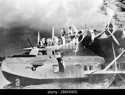 Der riesige Pan American Airways transpacific Airliner China Clipper ist in Manila mit der ersten Post überhaupt angekommen, um den Pazifik mit dem Flugzeug zu überqueren. Der Flug dauerte eine Woche. Das Flugzeug war dem Zeitplan voraus, aber war eine Minute zu spät in kommen, um ihre Liegeplätze, weil sie von der Menge der kleinen Boote im Hafen gehalten wurde. Foto zeigt, die China Clipper kurz vor dem Start von San Francisco. Dezember 1935 Stockfoto