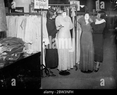 Bereit für die großen nach weihnachten ' Schlacht 'West End bereitet sich auf den Umsatz Ansturm. Die West End-Läden sind bereit für die After christmas-Verkäufe, die am Montag beginnen und eine Arena für die schärfsten weiblichen Ellbogen in Großbritannien bieten. Foto zeigt , Vorbereitung Kleider für den Verkauf in einem West End-Geschäft . 28 Dezember 1935 Stockfoto