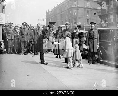 Duke und Duchess of York und Prinzessin bei der Eröffnung des Royal Tournament . Der Herzog von York in Begleitung der Herzogin und der beiden Prinzessinnen nahmen an der Eröffnung des Königlichen Turniers in Olympia Teil. Foto zeigt, Prinzessin Elizabeth und Prinzessin Margaret Rose bei der Ankunft in Olympia. Mai 1936 Stockfoto