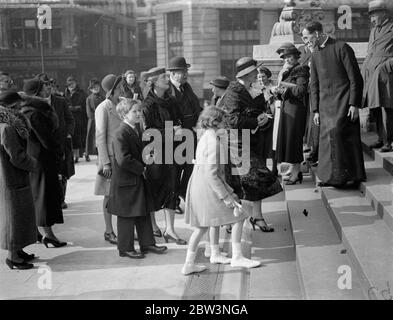 Lord Derby besucht St Paul ' s Probe seiner Enkelinnen Hochzeit. Die Braut und Bräutigam, Miss Ruth Primrose und der Hon Charles Wood nahmen an einer Probe ihrer Hochzeit, die morgen (Samstag) in der St. Paul's Cathedral stattfindet. Lord Deby, Großvater der Braut, mit Lord und Lady Halifax, Eltern des Bräutigams, auch an der Probe. Foto zeigt, Lord Derby Eingabe St. Paul ' s mit den Brautjungfern und Seiten. 24. April 1936 Stockfoto