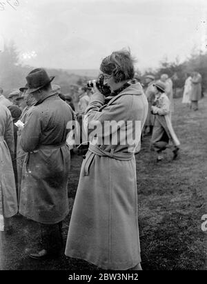 Miss Enid Wilson Uhren Frauen Curtis Cup Golf Spiel mit einer Kamera. Miss Enid Wilson, selbst eine berühmte Golferin, verfolgte das internationale Frauenspiel zwischen Großbritannien und Amerika für den Curtis Cup in Gleneagles mit einer Fotokamera. Das Spiel wurde gezogen, jede Seite gewann vier Spiele mit einem halbierten. Foto zeigt, Miss Enid Wilson auf dem Kurs mit ihrer Fotoapparat. Mai 1936 Stockfoto