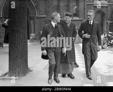 Vier Bischöfe nehmen an der Beerdigung des Londoner Vikars Teil. Der Bischof von London, Dr. Winnington Ingram, nach dem Gottesdienst in St. Cuthbert 's. 14 Mai 1936 Stockfoto