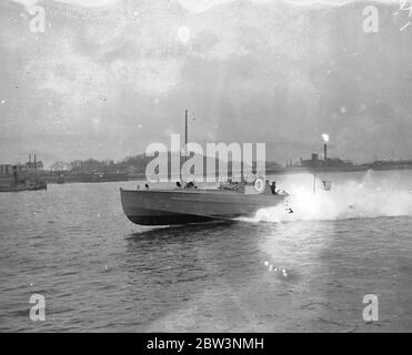 Die schnellste Kriegsschiff der Welt wird in Greenhithe vor Prüfungen geführt. Das Motor-Torpedo-Boot, das Geschwindigkeitsversuche bei Greenhithe durchläuft. 15. April 1936 Stockfoto