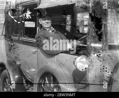 Londoner Taxifahrer findet £12,000 Juwelen in Taxi . William Jackson neben seinem Taxi, in dem er die Juwelen verloren Juni gefunden. 12. September 1935 Stockfoto
