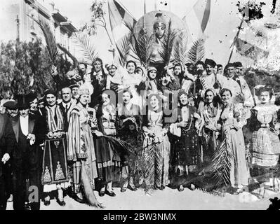 Menschenmengen begrüßen König George auf seiner Rückkehr aus dem Exil in Athen. 27. November 1935 Stockfoto