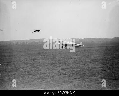 Das schnellste Militärflugzeug der Welt demonstrierte in Southampton. Neue Maschinen für die Royal Air Force . Die schnellsten Militärflugzeuge der Welt, die Spitfire 1, ein Vollmetall-Flachflügel-Eindecker und die Vickers Wellesley, ein Langstreckenbomber und Mehrzweckflugzeug, wurden am Eastleigh Aerodrome, Southampton, demonstriert. Gebaut für die Royal Air Force von der Supermarine Aviation Works (Vickers) Limited, beide Maschinen sind mit einziehbaren Unterwagen ausgestattet. Spitfire 1, ein Tag und Nacht Kämpfer, ist mit Flügelklappen ausgestattet. Beide Maschinen sollen zum ersten Mal zu sehen sein Stockfoto