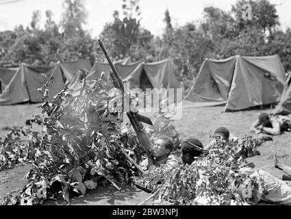 RAS Nasibu ' s Armee berichtet von Graziani zerschlagen . die Armee von Ras Nasibu auf der südlichen Abessinier Front ist jetzt berichtet, von den italienischen Truppen von General Graziani zerschlagen worden, Die jetzt gesagt haben, nehmen Jijiga, der Schlüssel zu Harar und der Addis Abeba Jibuti Eisenbahnlinie. Diese Fotos von Ras Nasibu ' s Armee , die seit Monaten blockiert die Fortschritte der italienischen Streitkräfte im Süden , wurden vor einigen Monaten an der Südfront aufgenommen und noch nie veröffentlicht . Foto zeigt, ein Anti-Flugzeug-Gewehr Platzierung in Ras Nasibu ' s. 20. April 1936 Stockfoto