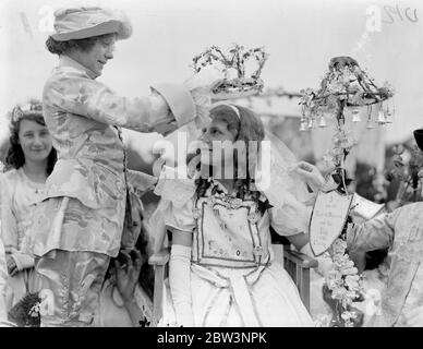 Mai Königin von London gekrönt in Hayes. Miss Olive Bone von Clapham gekrönt wurde in Hayes, Kent, als Mai Königin von London. Die Krönung wurde von Pauline Gillham, der Königin von Merrie England im letzten Jahr durchgeführt. Foto zeigt, wie Olive Bone von Pauline Gillham zur Königin von London gekrönt wird. Mai 1936 Stockfoto