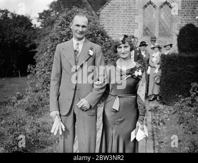 Berühmte Sussex Kricketspieler hat Dorf Hochzeit. John Langridge, die Sussex Kricketspieler war verheiratet mit Miss Nina Marsh in St. Augustine ' s Kirche, Scaynes Hill. Foto zeigt die Braut und Bräutigam verlassen die Kirche. 10. September 1935 Stockfoto