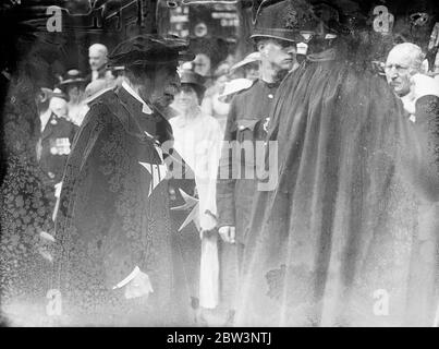 Herzog von Connaught besucht jährliche St. John of Jerusalem Service Herzog von Connaught, der Großprior, besuchen Sie die jährliche Gedenkfeier des Ordens von St.. Johannes von Jerusalem in der Großpriorat Kirche, St. John ' s Gate, Clerkenwell. Vor dem Gottesdienst inspiziert er die Mitglieder der St.. John ' s Ambulance Corps . Foto zeigt: Der Herzog von Connaught Eingabe der Großpriorat Kirche für den Dienst. 24 Juni 1936 Stockfoto