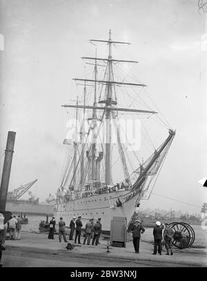 Brasilianisches Ausbildungsschiff bei Chatham . Das brasilianische Trainingsschiff Almirante Saldanha ist in Chatham angekommen und soll bis Juni 29 einen Aufenthalt haben. Das Schiff wird von Commander A C S Dutra befehligt und hat 27 weitere Offiziere zusätzlich zu 34 Mittschiffern im Training, die Gesamtkomplement ist etwa 300. Der Besuch markiert die freundschaftliche Vereinigung der britischen und brasilianischen Navies. Foto zeigt, die Almirante Saldanha Eingabe Chatham Werft. 19 Juni 1936 Stockfoto