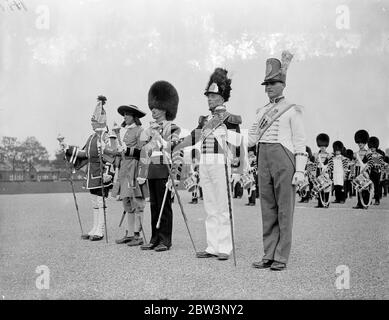 Musik der Trommeln für Aldershot Tattoo geprobt. Die "Musik der Trommeln", die eines der Hauptelemente auf der diesjährigen Aldershot Tattoo sein wird, wurde auf dem Paradeplatz der 1. Garde Brigade, Stenhope Lioss, Aldershot geprobt. Kostüme der 17, 18, 19 Jahrhunderte sind nachgetragen. Foto zeigt, Drum Majors in Kostüm bei der Probe. Mai 1936 Stockfoto