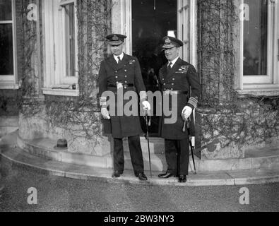 Evans der zerbrochenes Hieh Flagge als Kommandant in Chatham. Vizeadmiral Sir Edward R C B Evans, K C B, DSC, Evans der brach ", histe seine Flagge bei Chatham als Kommandant in Chief. In Folge Admiral Sir Hugh J Tweedie. "Evans of the Broke" , der 54 ist, ist der am meisten dekorierte Offizier in der Marine. Foto zeigt, Vizeadmiral Sir Edward Evans (rechts) mit Admiral Sir Hugh Tweedie, der pensionierende Kommandant, als er übernahm. Dezember 1935 Stockfoto