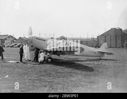 Das schnellste Militärflugzeug der Welt demonstrierte in Southampton. Neue Maschinen für die Royal Air Force . Die schnellsten Militärflugzeuge der Welt, die Spitfire 1, ein Vollmetall-Flachflügel-Eindecker und die Vickers Wellesley, ein Langstreckenbomber und Mehrzweckflugzeug, wurden am Eastleigh Aerodrome, Southampton, demonstriert. Gebaut für die Royal Air Force von der Supermarine Aviation Works (Vickers) Limited, beide Maschinen sind mit einziehbaren Unterwagen ausgestattet. Spitfire 1, ein Tag und Nacht Kämpfer, ist mit Flügelklappen ausgestattet. Beide Maschinen sollen zum ersten Mal zu sehen sein Stockfoto