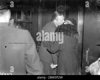 Lady Mayoress ' auf Wiedersehen Kiss für Sohn aus dem südlichen Rhodesien . Lady Vincent, Frau von Sir Percy Vincent, Lord Mayor of London, war in Euston Station auf Wiedersehen zu ihrem Sohn zu bieten,, Herr Lacey E Vincent, als er nach Süd-Rhodesien. Foto zeigt, Lady Vincent küssen ihren Sohn, Herr Lacey E Vincent, auf Wiedersehen bei Euston. März 1936 Stockfoto