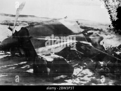 Berühmte Frence-Flieger auf Rekordflug getötet. Absturz in der Wüste bei Wady Halfa , Ägypten . Die Trümmer der Maschine nach dem Absturz bei Wady Halfa . Januar 1936 Stockfoto