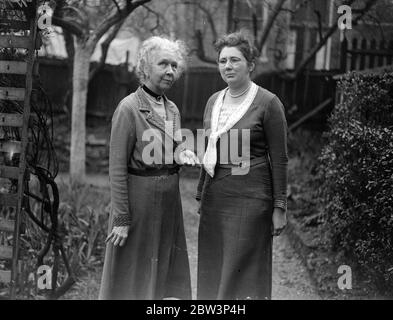 Blinde Frau erhält MBE in Ehrungen Liste . Gesponserte Maschine verwandelt gedruckte Seite in Ton . Miss Caroline Mary Gertrude Jameson (rechts) in ihrem Haus in South Norwood nach der Ankündigung, dass die MBE hatte auf sie übertragen. Januar 1936 Stockfoto