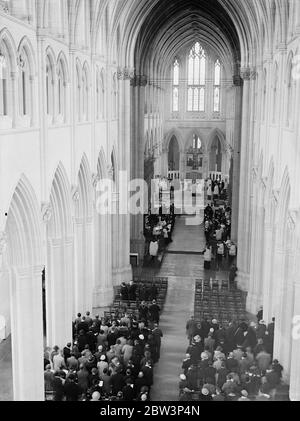 Weihe der Abbey Downside beginnt in der Morgendämmerung - größte katholische Zeremonie seit der Reformation . Ein allgemeiner Blick in die Abbey Downside während der Pentifical High Mass der Weihe Zeremonie . 12. September 1935 Stockfoto