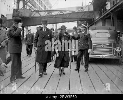 Lord Willingdon, ex Vizekönig, kommt in Tilbury mit Lady Willingdon aus Indien. Lord Willingdon, der pensionierte Vizekönig von indien, kam mit Lady Willingdon an Bord des Liners Strathmore in Tilbury an. Aufgrund einer Kälte, Lord Willingdon abgeschlossen die Reise nach Hause auf dem Schiff statt Landung in Marseille, wie er beabsichtigt. Foto zeigt, Lord und Lady Willingdon, bei der Ankunft in Tilbury. Mai 1936 Stockfoto