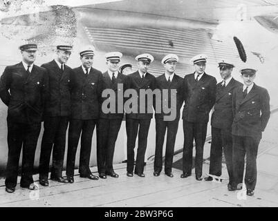 Der riesige Pan American Airways transpacific Airliner China Clipper ist in Manila mit der ersten Post überhaupt angekommen, um den Pazifik mit dem Flugzeug zu überqueren. Der Flug dauerte eine Woche. Das Flugzeug war dem Zeitplan voraus, aber war eine Minute zu spät in kommen, um ihre Liegeplätze, weil sie von der Menge der kleinen Boote im Hafen gehalten wurde. Foto zeigt, die Crew der China Clipper kurz vor dem Start , von links nach rechts , Victor Wright , zweite Ingenieur-Offizier Frederick J Noonan , Navigationsoffizier , Kapitän Edwin Musick , Kommandant Kapitän R O D Sullivan , erste Offizier , C D Wright , Erste technische o Stockfoto