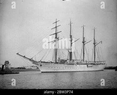 Brasilianisches Ausbildungsschiff bei Chatham . Das brasilianische Trainingsschiff Almirante Saldanha ist in Chatham angekommen und soll bis Juni 29 einen Aufenthalt haben. Das Schiff wird von Commander A C S Dutra befehligt und hat 27 weitere Offiziere zusätzlich zu 34 Mittschiffern im Training, die Gesamtkomplement ist etwa 300. Der Besuch markiert die freundschaftliche Vereinigung der britischen und brasilianischen Navies. Foto zeigt, die Almirante Saldanha Eingabe Chatham Werft. 19 Juni 1936 Stockfoto