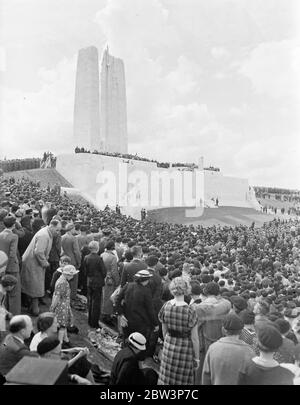 Der König enthüllt Kanada ' s Memorial to war Dead in Vimy Ridge Ex - Soldaten unter 250,000 bei Zeremonie Foto zeigt : König Edward in Anwesenheit von Präsident Albert François Lebrun von Frankreich und sechstausend kanadischen Kriegsveteranen enthüllt das beeindruckende Denkmal für die 11,700 Kanadier, die auf den Schlachtfeldern gefallen sind, über denen das Denkmal jetzt Türme an Vimy Brücke in der Nähe von Arras , Frankreich. Tausende, die die besondere Pilgerreise aus Kanada gemacht haben, waren unter den Viertelmillion Menschen, die sich zur Zeremonie versammelt haben. Foto zeigt : die beeindruckende Szene, als der König das kanadische Denkmal in Vimy enthüllt Stockfoto