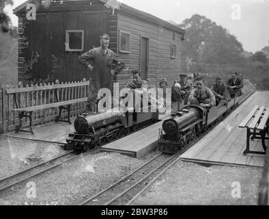 Miniaturen Eisenbahnsystem in EINEM Kenton Garten gebaut. Hobby bringt Fonds für lokale Krankenhäuser drückt Specials , und Frachter brüllen durch Stecklinge , Kreuzungen , Tunnel , über Brücken und ziehen in termini auf Zeit - alle normalen Arbeiten einer großen Eisenbahn - werden im Raum eines Gartens an Kenton , Middlesex durchgeführt . Herr . J . R . Jeffress von Kenton Grange hat eine der ehrgeizigsten Miniatureisenbahnen auf dem Gelände seines Hauses gebaut. Er entwarf sein eigenes Layout - und baute seine eigenen Lokomotiven, die einen George the Fifth. Gebaut auf 0 Gauge hat das System Stockfoto