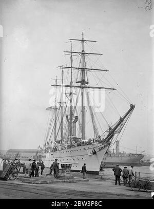 Brasilianisches Ausbildungsschiff bei Chatham . Das brasilianische Trainingsschiff Almirante Saldanha ist in Chatham angekommen und soll bis Juni 29 einen Aufenthalt haben. Das Schiff wird von Commander A C S Dutra befehligt und hat 27 weitere Offiziere zusätzlich zu 34 Mittschiffern im Training, die Gesamtkomplement ist etwa 300. Der Besuch markiert die freundschaftliche Vereinigung der britischen und brasilianischen Navies. Foto zeigt, die Almirante Saldanha Eingabe Chatham Werft. 19 Juni 1936 Stockfoto