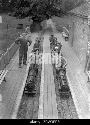 Miniaturen Eisenbahnsystem in EINEM Kenton Garten gebaut. Hobby bringt Fonds für lokale Krankenhäuser drückt Specials , und Frachter brüllen durch Stecklinge , Kreuzungen , Tunnel , über Brücken und ziehen in termini auf Zeit - alle normalen Arbeiten einer großen Eisenbahn - werden im Raum eines Gartens an Kenton , Middlesex durchgeführt . Herr . J . R . Jeffress von Kenton Grange hat eine der ehrgeizigsten Miniatureisenbahnen auf dem Gelände seines Hauses gebaut. Er entwarf sein eigenes Layout - und baute seine eigenen Lokomotiven, die einen George the Fifth. Gebaut auf 0 Gauge hat das System Stockfoto