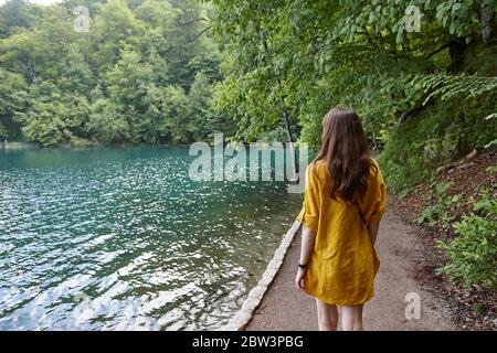 Frau mit Blick auf Wasserfälle und Seen im Nationalpark Plitvice, Kroatien Stockfoto